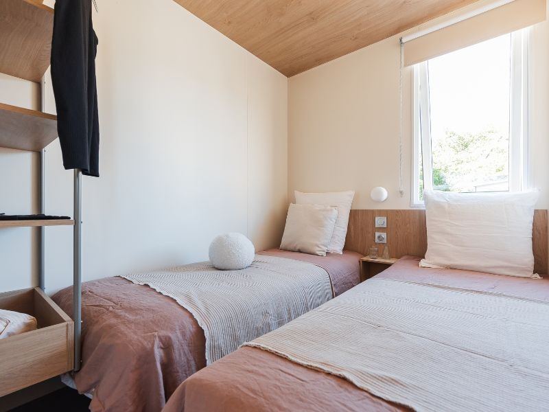 chambre parentale avec 2 lits de 80x190 du Lodge &Ocirc; c&ocirc;t&eacute; salon au Domaine de Mesqueau en Bretagne