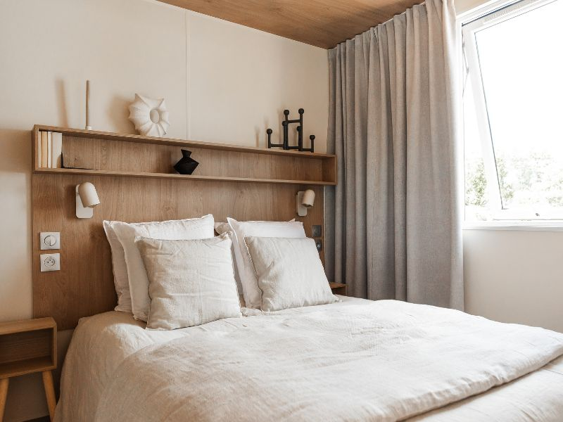 Chambre parentale avec lit queen size 160x200 Nouveau Lodge &Ocirc; Grand Large 2026 &ndash; h&eacute;bergement familial haut de gamme au camping Mesqueau