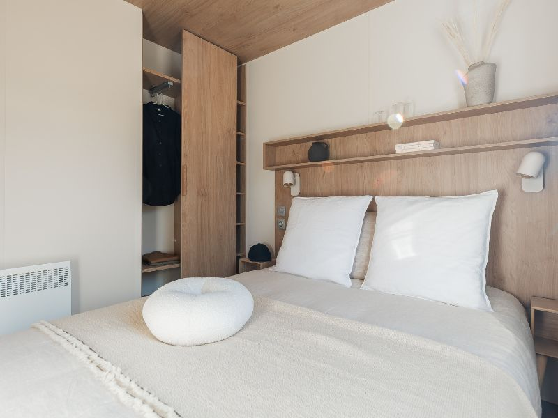 chambre parentale avec lit queen size du Lodge &Ocirc; c&ocirc;t&eacute; salon au Domaine de Mesqueau en Bretagne