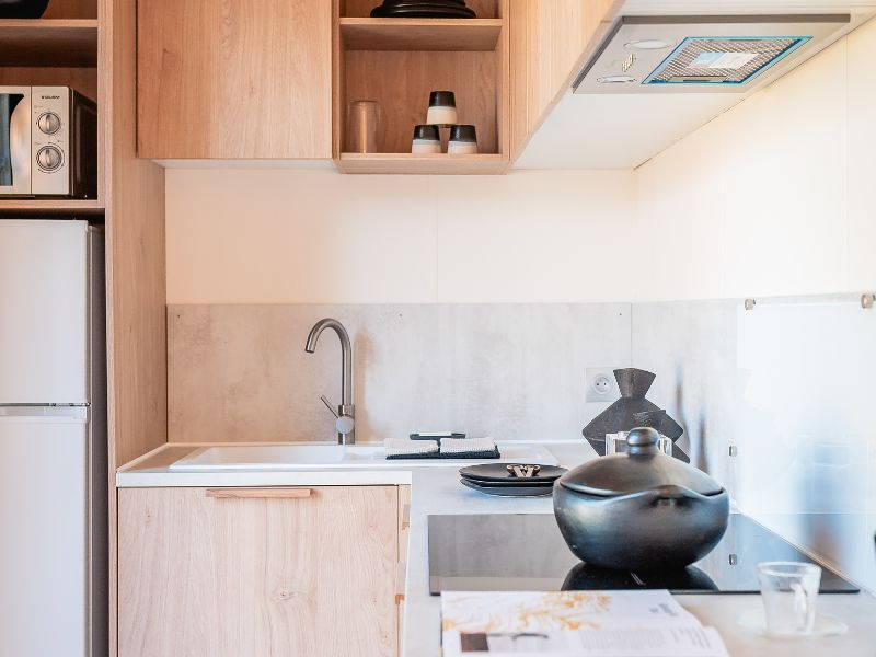 Cuisine équipée ouverte sur la terrasse XXL dans le Lodge ö - côté cuisine au Domaine de Mesqueau