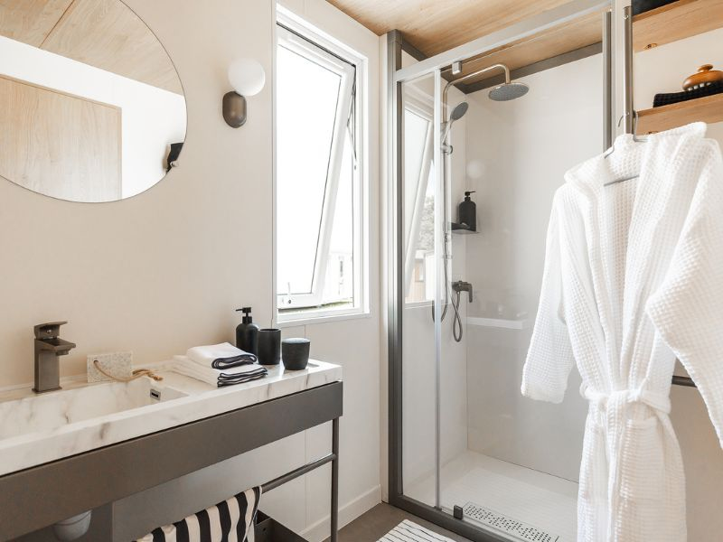 Douche XL 80x100 dans le Lodge &Ocirc; - c&ocirc;t&eacute; cuisine au Domaine de Mesqueau