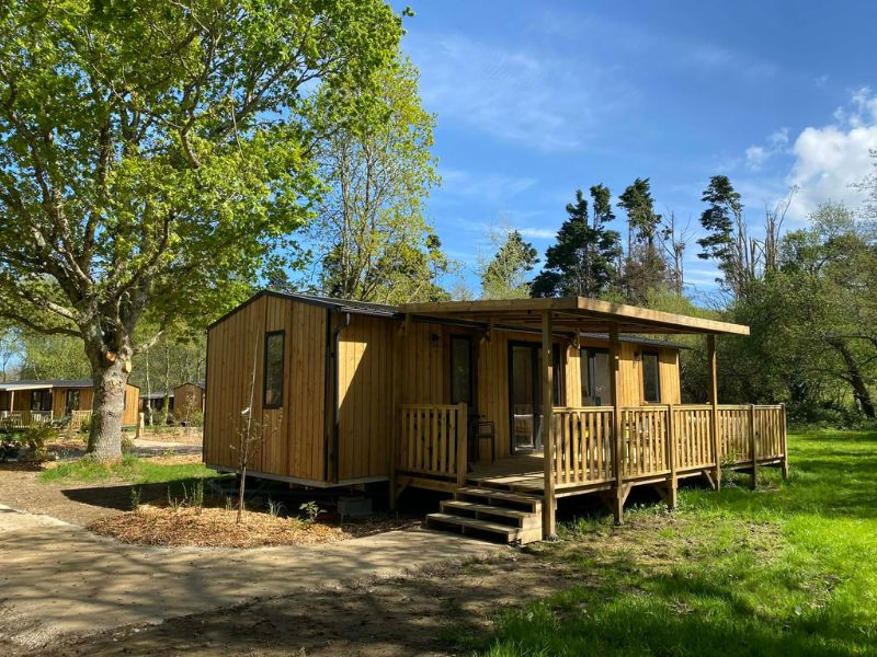 Lodge bois tout confort 40m&sup2; avec terrasse au camping Domaine de Mesqueau en Bretagne