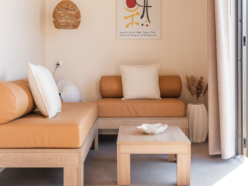 Coin salon du Lodge &Ocirc; c&ocirc;t&eacute; salon au Domaine de Mesqueau en Bretagne