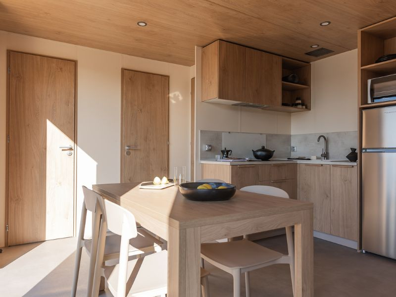 Coin cuisine du Lodge &Ocirc; c&ocirc;t&eacute; salon au Domaine de Mesqueau en Bretagne