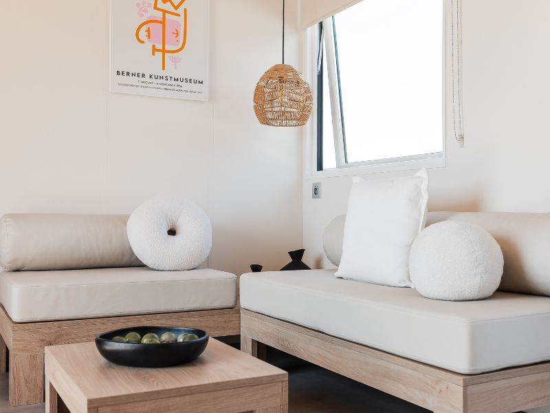 Vue du salon - Lodge ö - côté cuisine - pour des vacances au Domaine de Mesqueau