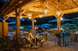 Camping Les Couleurs de la Coubre - Services - Couple dining at the restaurant