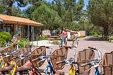 Camping Les Couleurs de la Coubre - Services - Location de vélo - Couple qui loue des vélos