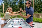 Camping Les Couleurs de la Coubre - Activités et animations - Couple qui joue au baby-foot