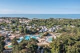 Camping Le Logis - Luchtfoto van de camping met de zee op de achtergrond