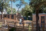 Camping Le Logis - Accommodaties - Koppel dat foto\'s van elkaar maakt op de campingpaden