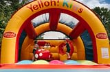 Camping Sainte Brigitte - Activités et animations - Enfants qui s\'amusent sur une structure gonflable