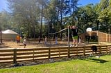 Camping Sainte Brigitte - Activités et animations - Partie de beach volley sur le terrain multisport