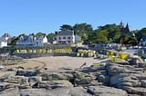 Camping Sainte Brigitte - Loire Atlantique - Plage de Saint Michel avec ses cabines de plage jaunes de Batz-sur-Mer