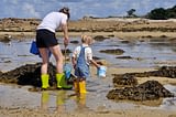 Camping Sainte Brigitte - Loire Atlantique - Une mère et sa fille qui pêchent des coquillages