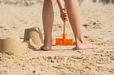 Le Moténo - Morbihan - Enfant qui fait un château de sable