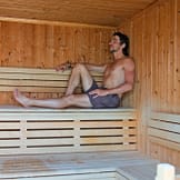 Les Mouettes campsite - Wellness - Man stretched out in the sauna