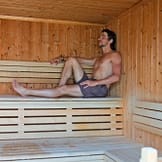 Campingplatz Les Mouettes - Wellness - Ein Mann liegt in der Sauna