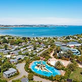 Camping Les Mouettes - Vue aérienne du parc aquatique et des cottages