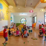 Campingplatz Les Mouettes - Kind - Kinder und Eltern spielen im Babyclub