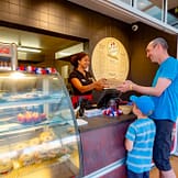 Camping Les Mouettes - Restauration - Père et son enfant achetant une pizza à emporter