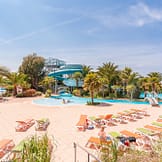 Camping Les Mouettes - Le parc aquatique - Vue du Blue Lagoon, des transats et du toboggan