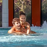 Camping Les Mouettes - Bien être - Couple dans la piscine couverte de l’espace de balnéothérapie