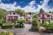 Camping Zelaia - Pueblo típico