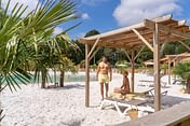 Camping Les Couleurs de la Coubre - Baignade - Couple sur la plage du lagon