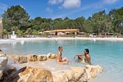 Camping Les Couleurs de la Coubre - Swimming - Couple sitting in the lagoon