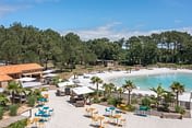 Camping Les Couleurs de la Coubre - Services - Vue aérienne de la terrasse et du lagon