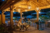 Camping Les Couleurs de la Coubre - Services - Couple dining at the restaurant