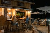 Camping Les Couleurs de la Coubre - Services - Couple qui boit une bière au bar