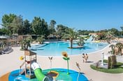 Camping Le Logis - Le Parc aquatique - Couple qui se rend au parc aquatique
