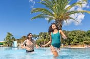 Camping Le Logis - Le Parc aquatique - Couple qui s\'amuse dans la piscine chauffée