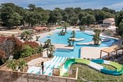 Camping Le Logis - Het waterpark - Vrouw op de waterglijbaan met uitzicht op het waterpark