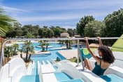 Camping Le Logis - Le Parc aquatique - Femme sur le toboggan aquatique