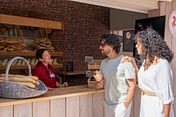 Camping Le Logis - Services - Couple buys bread at the bakery