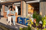 Camping Le Logis - Diensten - Echtpaar koopt pizza\'s bij de snackbar