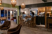 Camping Le Logis - Diensten - Koppel drinkt een cocktail aan de bar