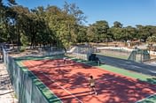 Camping Le Logis - Activités et animations - Couple qui joue au tennis