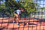 Camping Le Logis - Activités et animations - Femme qui joue au tennis