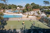 Le Logis Campsite - Activities and Entertainment - Group of friends playing basketball on the multisports terrain
