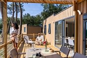 Camping Le Logis - Accommodaties - Lachend stel op het terras van een premium stacaravan