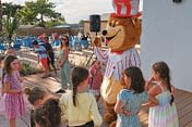 Camping Le Moténo - Activités et animations - Club enfant - Enfant qui dansent autour de la mascotte