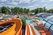 Camping Parc du Val de Loire - Vue du parc aquatique du haut du toboggan