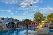 Camping Parc du Val de Loire - Parc aquatique survolée par une montgolfière