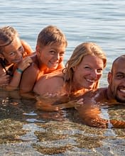 Domaine de Bagheera, Plage, Famille allongée sur l'eau