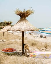 Domaine de Bagheera, Plage et parasols en paille