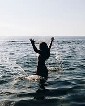 Domaine de Bagheera, Plage, Femme qui se baigne dans la mer