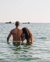 Domaine de Bagheera, Spiaggia, Coppia che fa un bagno in mare